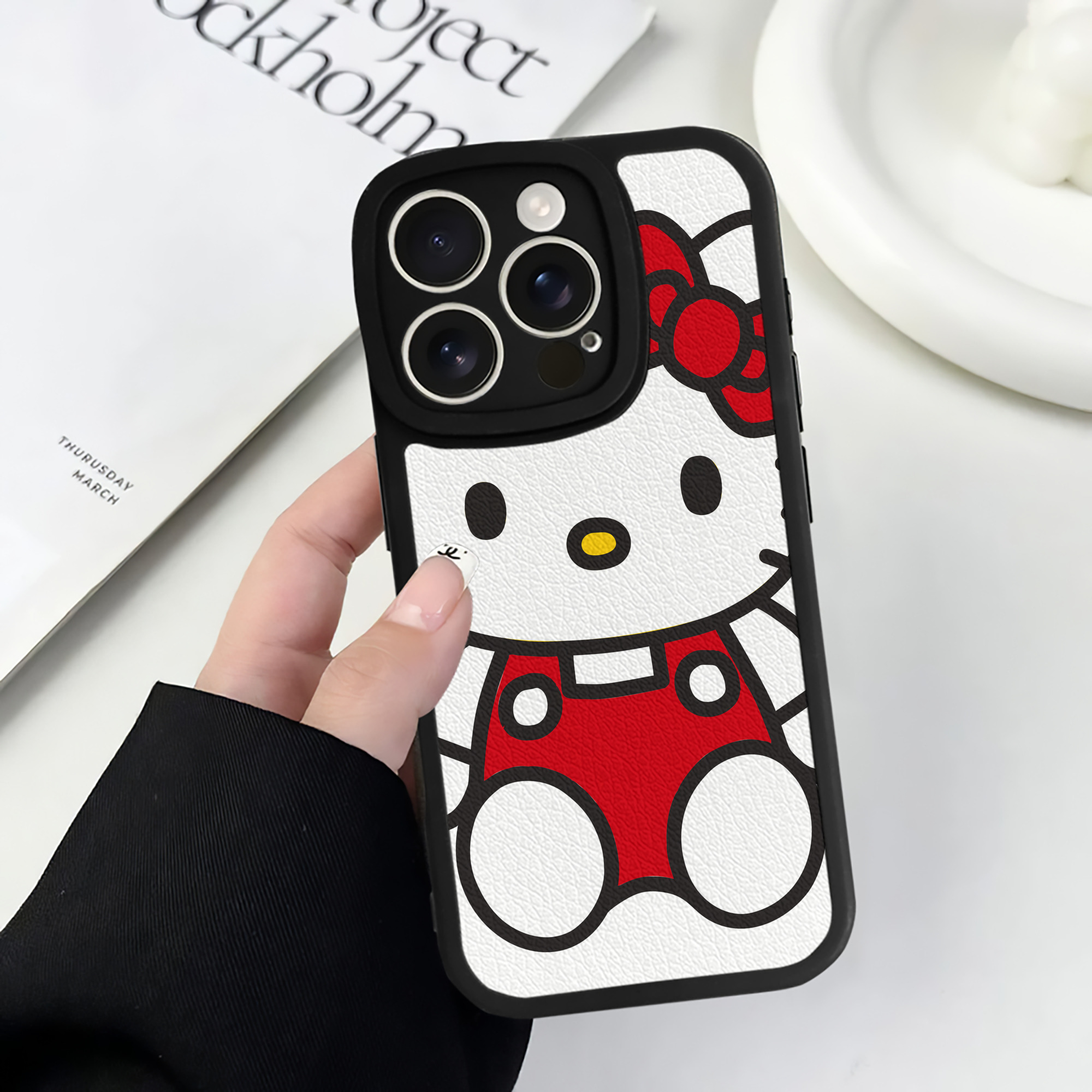 （画像用） Hello Kitty ハローキティ 【iPhone 16シリーズ対応】シリコンスマホケース（レザー調） 材質：シリコン